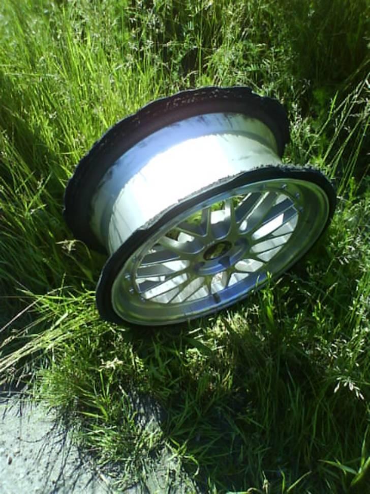 Audi a4  - ups... punkteret... v/ 140 km/t nyt dæk - fælgen fejlede ingenting.. kvalitet!!!!!!!! billede 9