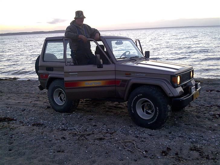 Toyota landcruiser lj 70 solgt - en af mine kammerater der står ved siden af den se også hans (tommy d)  billede 5