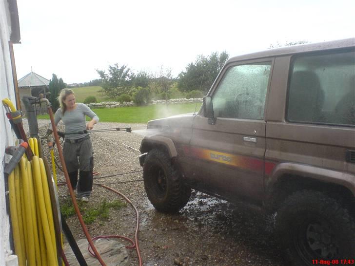 Toyota landcruiser lj 70 solgt - DAMEN VASKER SQ BILEN EFTER JEG HAR LEGET HAHA billede 8