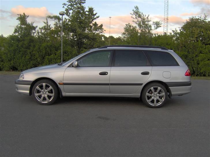 Toyota Avensis 2,0 Stationcar billede 1