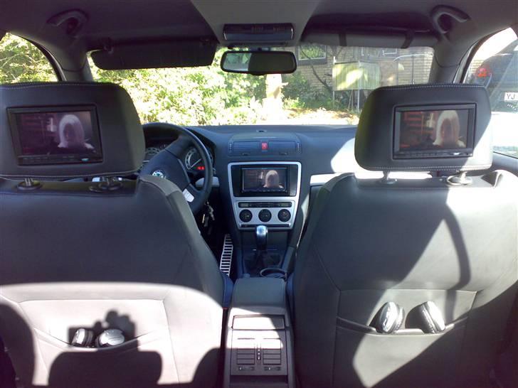 Skoda octavia RS 2,0 TDI - 9) Så er der dømt Tv til alle! PS2 Monteret i bagagerum på langtur :-) billede 9