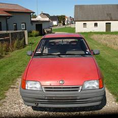 Opel kadett total skadet