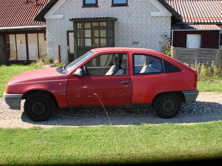 Opel kadett total skadet billede 4
