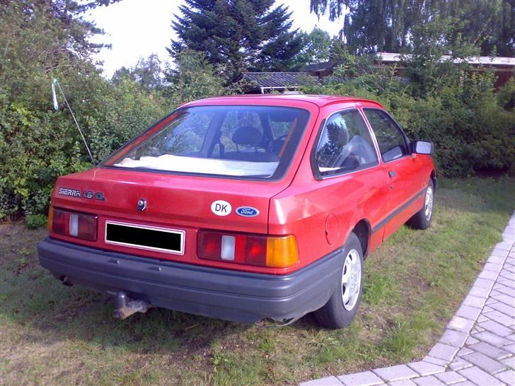 Ford Sierra 1,6 CLX....(R.I.P) - Trofast 3 Ikke særlig gejlet men kører godt med godt anlæg til pengene billede 3