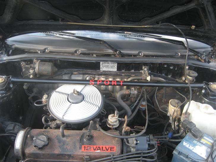 Toyota Starlet 1,3 Sport - ventildækslet kunne godt trænge til en overhaling, men tårnstiveren er blevet ret fed ;-) billede 17