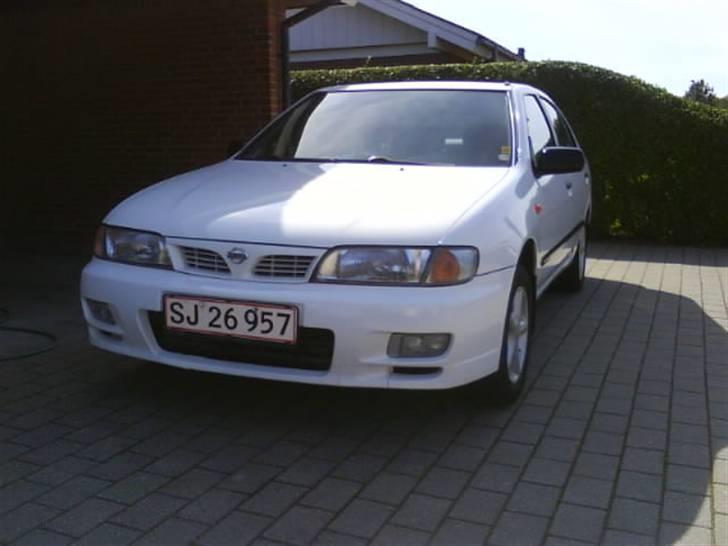 Nissan Almera 1,6 SR **SOLGT** - ny vasket og wax´ed.. håndgjort at hende selv her... ;) sweet... billede 7
