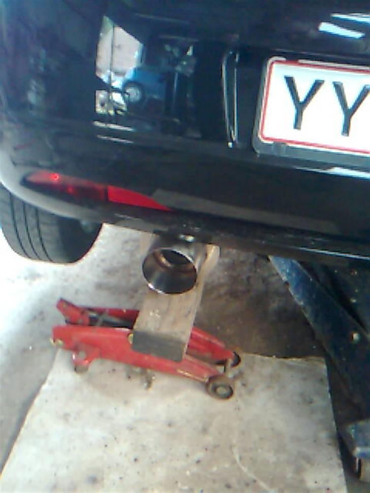 Fiat Grande Punto *SOLGT* - Min kærer storebror, Heintje K, der hjælper mig med at svejse og skærer i original delene for at få det hele til at passe under bilen :) billede 20