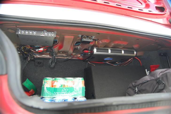 Peugeot 306 død  - Forforstærker, Forstærker og Sub. er ikke helt færdig endnu  billede 11