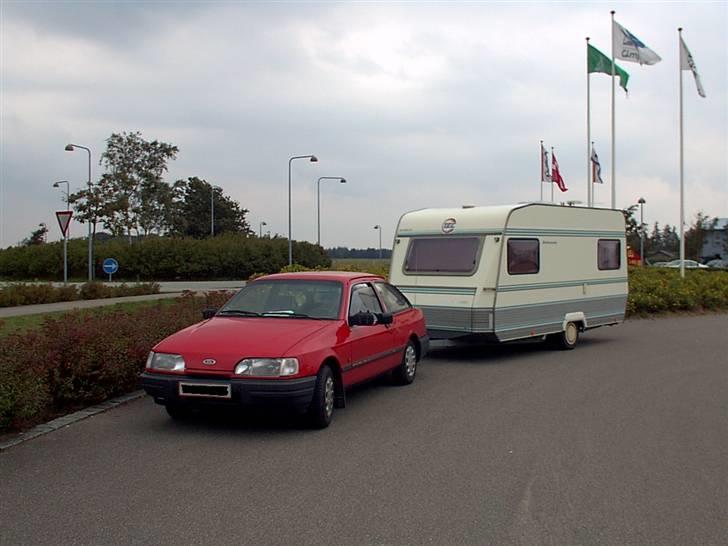 Ford Sierra 1,6 CLX....(R.I.P) - 009153 Camping tur 20-8-2004 1000kg på krog! Kunne knapt slæbe cv op ad bakkerne :-)  billede 11