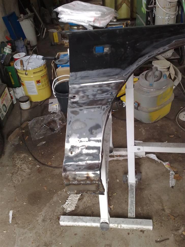 Mitsubishi Galant - ja så er renoveringen begyndt. rust bliver lavet. tidligere ejer havde bare brugt spartel. billede 4