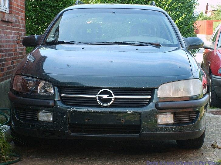 Opel Omega B Caravan CD - Så er første forlygte skiftet. Her er det meget tydelig at se hvor matte de gamle lygter er. billede 9