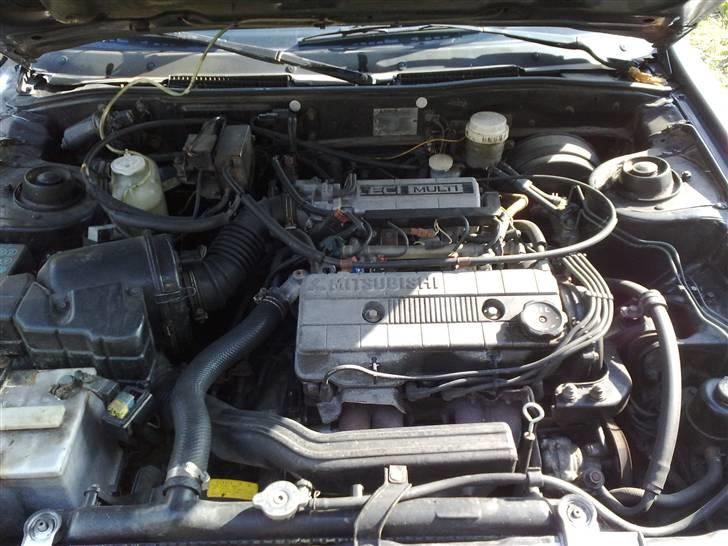 Mitsubishi Galant - den trænger os til en kærlig hænd. regner med at vådslibe og højglans polere gængse blanke dele billede 7