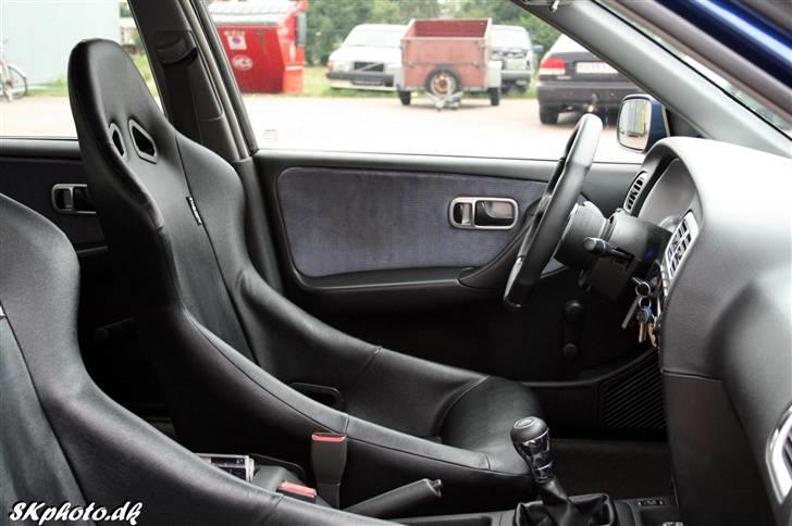 Nissan Primera LX 16V SOLGT - Og sæderne man bander og svovler over hver gang man skal ind eller ud :P billede 18