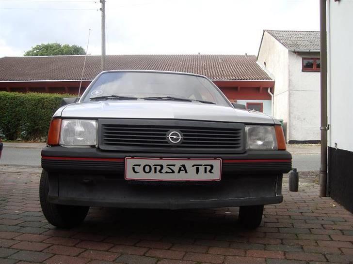 Opel CORSA A TR - Er i gang med at slide det sort stykke ned på kofangeren, så jeg kan få malet den sølv som resten af bilen. :) billede 1