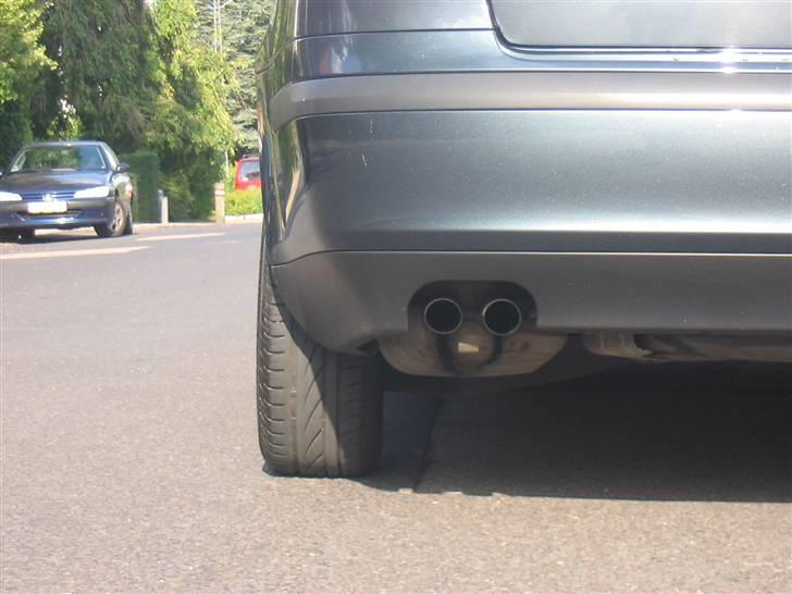 Skoda octavia 2 - udstødningen viser det er en lidt sjov model billede 4