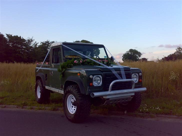 Land Rover Defender 90" - Dagen før bryllupskørsel, og ja de sad på ladet, vi skulle ikke særligt langt.... billede 5