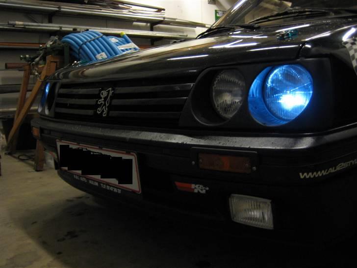 Peugeot 205 XR turbo.SOLGT - nye pos. lys pærer.. :P  billede 2