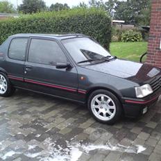 Peugeot 205 gti 16v     