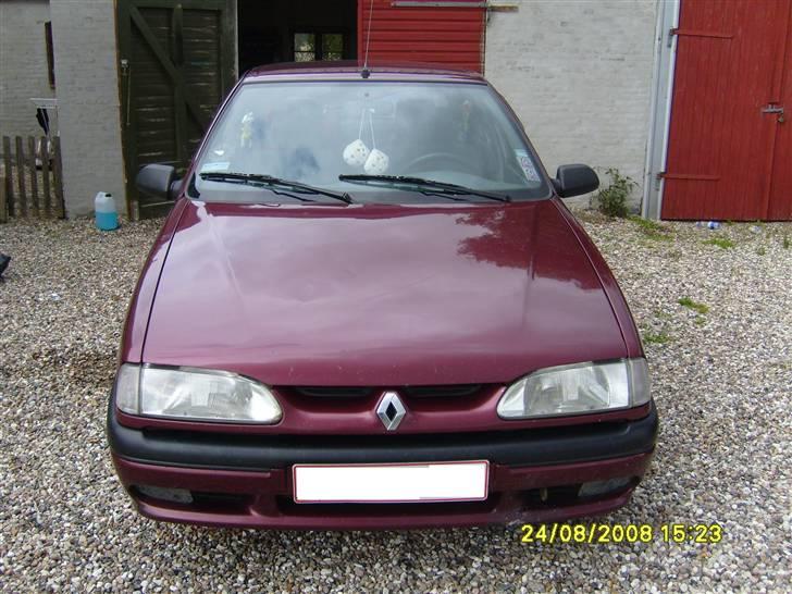 Renault 19 (skrottet) - Ja ja pæn er den nu ikke men den køre mine børn og mig rundt *Ss* billede 1