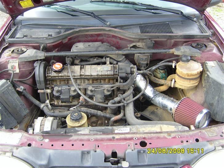 Renault 19 (skrottet) - Hmm man siger opbygningen er som volvo Puhaa siger jeg bare... men oki fedt at sætte en stang på tværs. billede 5