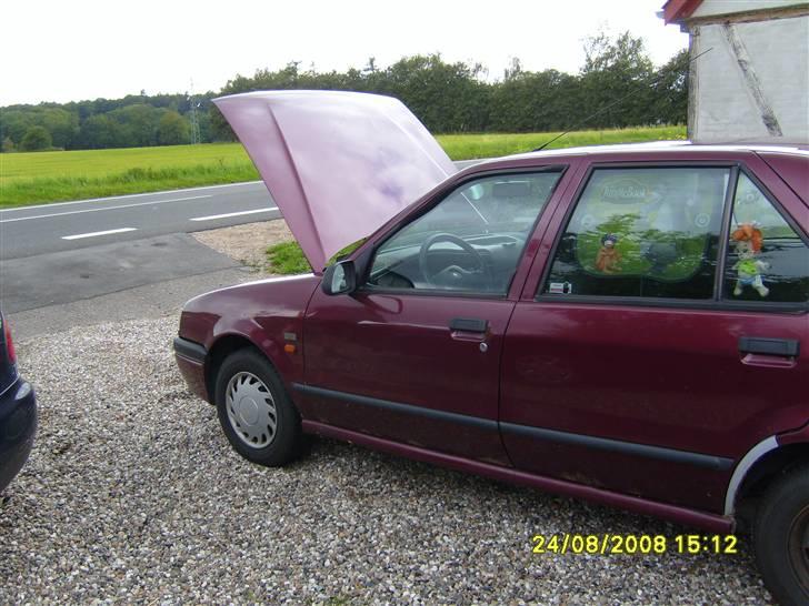 Renault 19 (skrottet) - Jow rust er der lidt af meen ikke det vilde.. som sagt kan komme rundt. billede 6