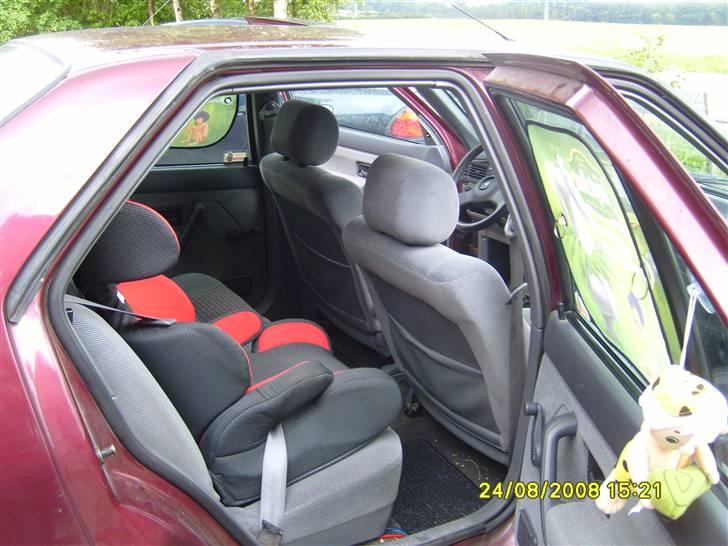 Renault 19 (skrottet) - Plads til børnene er der... lidt gejl til dem også med dere jungle bog dimser og flintstone bamse Ss. billede 7