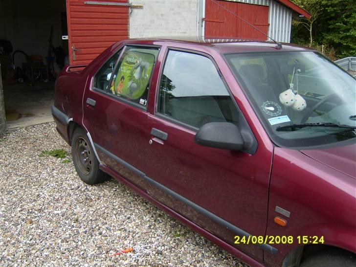 Renault 19 (skrottet) - Mors bil altid i garage det bedst så den godt gemt *Gg* billede 9