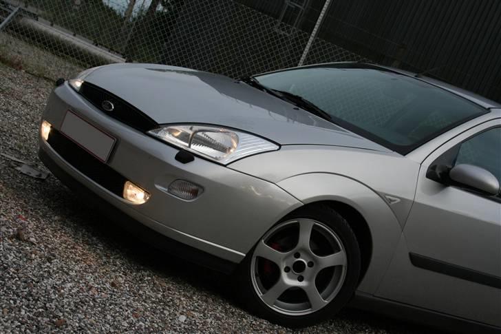 Ford Focus 1.6 Trend *solgt* - Hvis du spørger mig, så har jeg meget svær ved at se, at designet er over 10 år gammelt! :-) billede 1