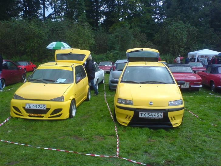 Fiat Punto Sporting 6 gear - Søren Droob s Fiat Cinquecento ved siden af Puntoen til Bella Italia 2008 billede 9