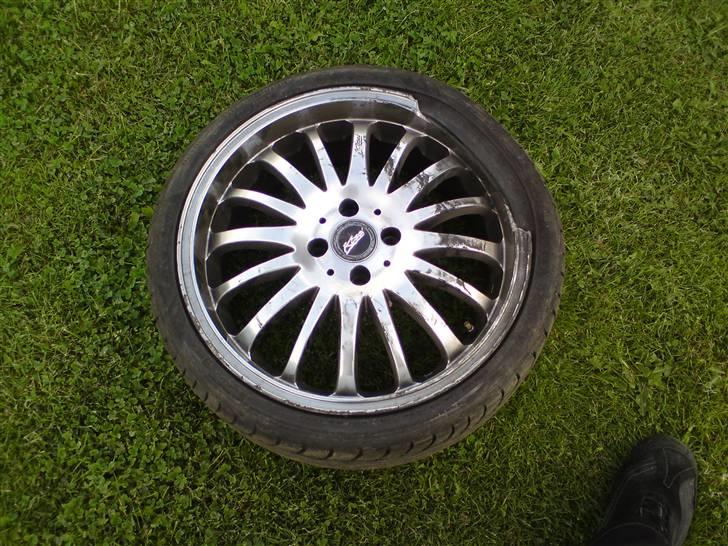 Toyota Starlet - Derfor der mangler en på højre baghjul . Været en smule på. billede 15