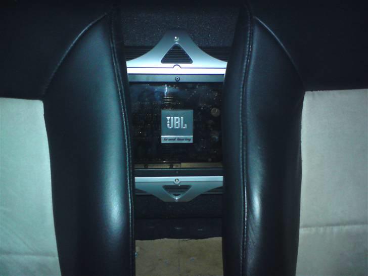 VW polo 2 G40 SOLGT  - min forstærker man lige kan se igemmen de to sæder :D  billede 13