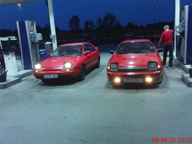 Mazda 323f Solgt - Min til venstre og min kammerats Celica til højre billede 2