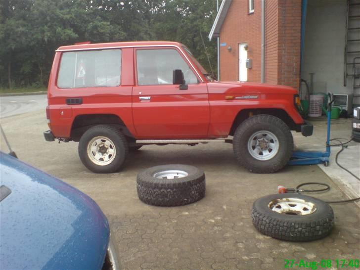 Toyota Landcruiser Lj70 (solgt) - er i gang med at skifte dæk billede 5