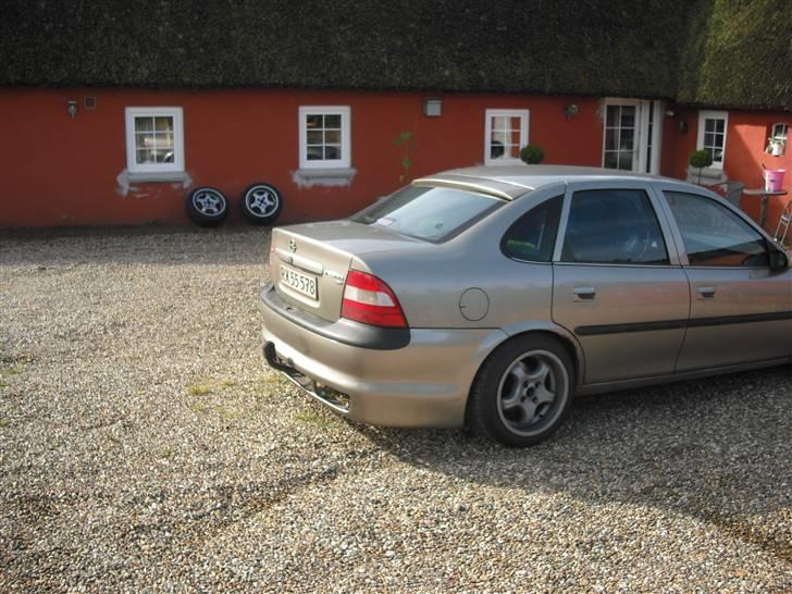 Opel vectra b 1,8 16v - mangler bar lige at få sat sideskørterne på billede 9