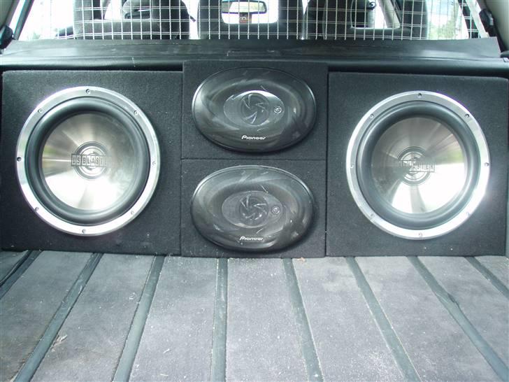 Opel Omega B1 "NRW" stv - anlegget er tilpasset bagasjerommet.  billede 11