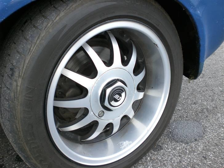Opel Kadett City Solgt - Closeup på fælgen. billede 5