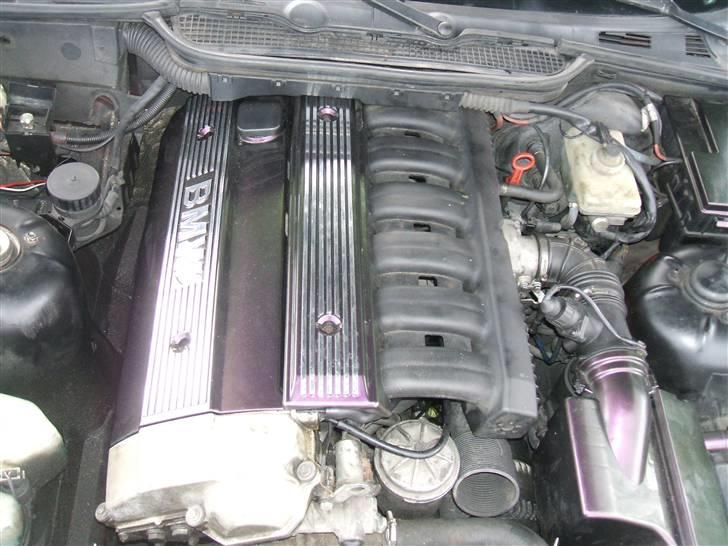 BMW e36 solgt - Min dejlige 2.5l motor, hvor motordækslet er lakeret i samme kamæleon som bilen. billede 11