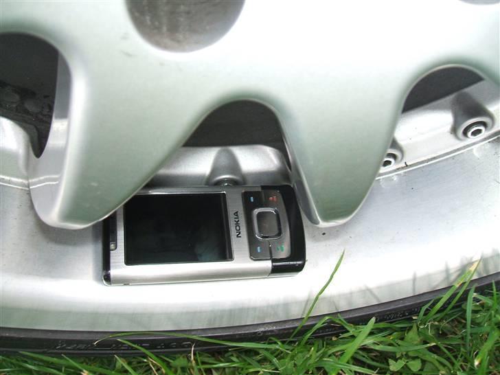 BMW e36 solgt - Billede af fælgene, m. tyskerkant - Nokia6500s der ligger i kanten. billede 12
