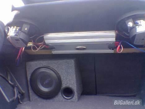 Toyota Corolla 1.6 Si SOLGT - Det er så mit "vilde" anlæg... Ej det sparker godt igennem, vil jeg sige... Jeg har også monteret min forstærker nedenunder, så den ikke ligger og fylder billede 3