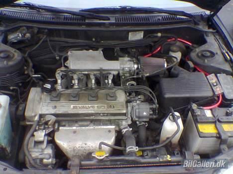 Toyota Corolla 1.6 Si SOLGT - Her kan man så se mit over-geilede motorrum, eller NOT ;o) billede 4