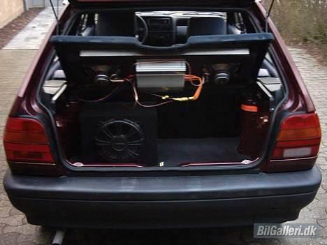 VW Polo Coupe - Bagsiden af hattehylden med forstærkeren, og Subwooferen i bunden billede 8