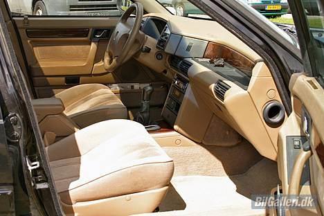 Rover 820 Si, 'Sorte Slyngel' - Måske lidt "morfar" med de tykke tæpper, men det er stilen billede 6