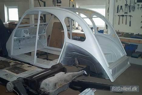 Citroën 2CV - Karosse renoveret og grundmalet billede 3