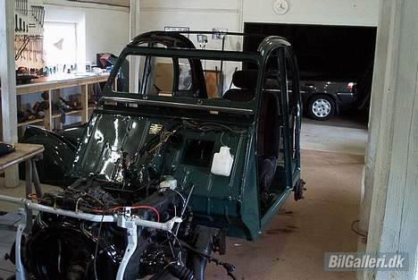 Citroën 2CV - Karossen er malet og monteret på rammen sammen med motoren billede 4