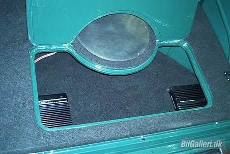 Citroën 2CV - Reservehjulet røg ud og erstattet af bashøjttaler og forstærkere billede 5