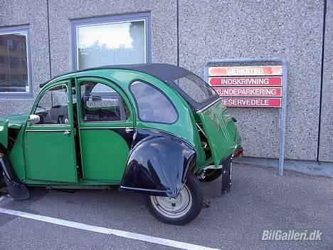 Citroën 2CV - Min gamle 2CV blev smadret af en Mondeo i høj fart. Det ku´ den ikke holde til. Derfor måtte jeg lave den nye...  billede 9