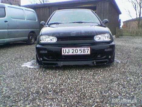 VW Golf 3 *SOLGT* - Bilen er så lav som på det her billed i øjeblikket. Ca 5-6cm til vejen billede 7