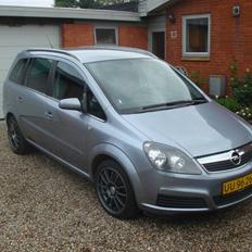 Opel zafira total skadet