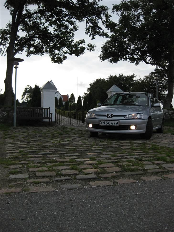 Peugeot 306 2,0 HDi "Løven" SOLGT - Den gemmer sig ved kirken... Har fået skiftet v. tågelygte til en klarglas... billede 16