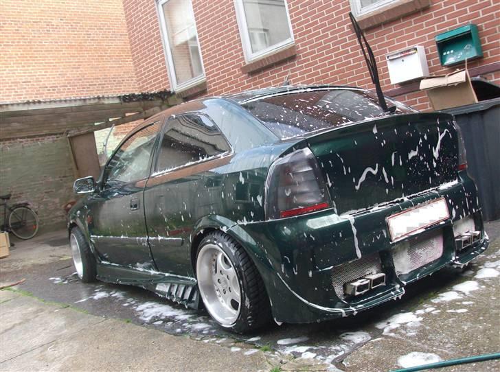 Opel Astra G 2.0 16v sport - midt i at bilve badet..altid i hånden selvfølgelig;-- billede 7